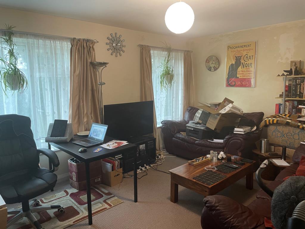 Lot: 46 - THREE FLATS PLUS GARAGE -